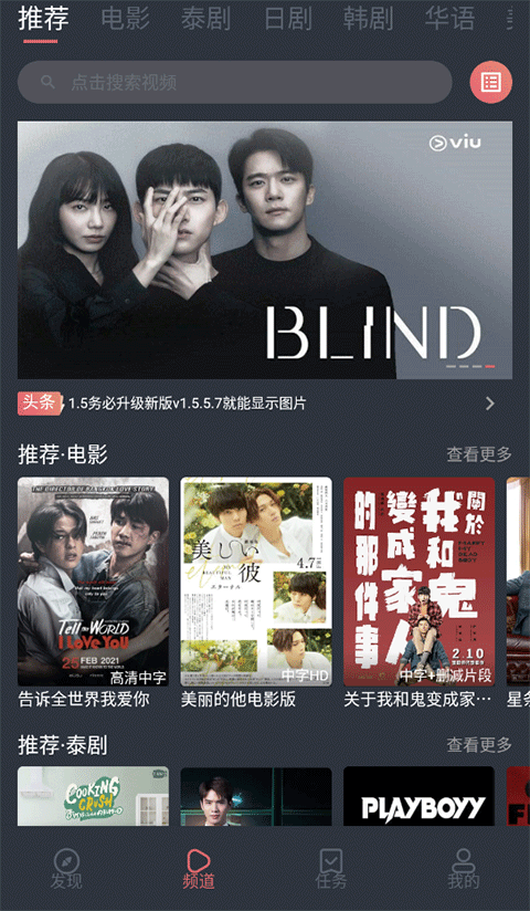 樱花雨中执书阅读的少女壁纸